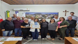 Moção dos Vereadores a Equipe e Secretaria de Educação pelo conjunto de serviços prestados no município. Moção dos Vereadores a Equipe e Secretaria de Educação pelo conjunto de serviços prestados no município.