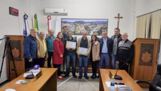 Câmara de Ascurra entrega Moção de Aplausos pela passagem do Dia do Agricultor